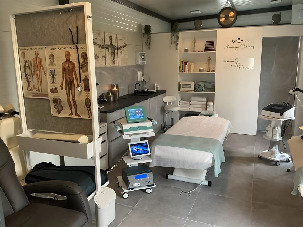 Ošetrovňa s anatomickým plagátom a prístrojmi
